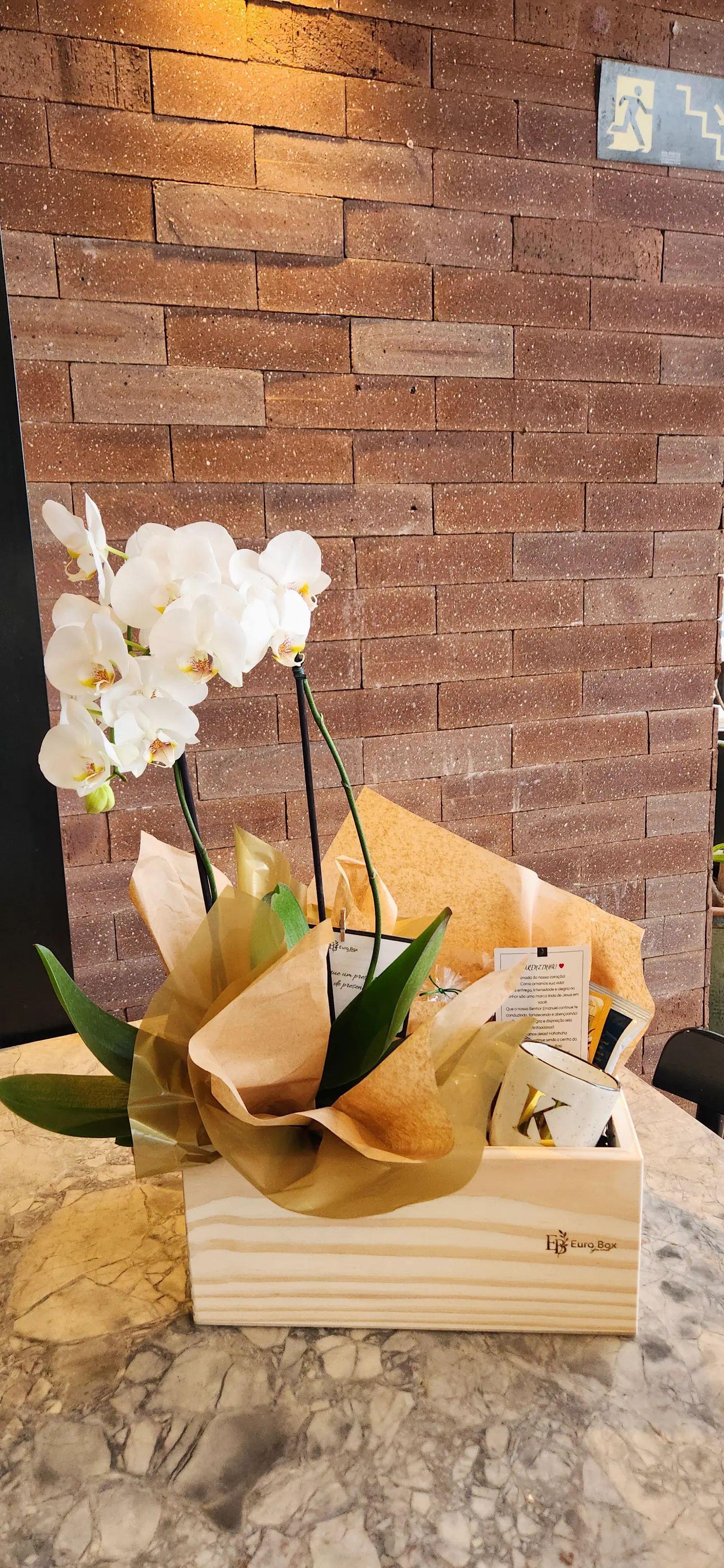 Foto da cesta gourmet EuroBox entregue à cliente Karen, com vinho, queijos e doces