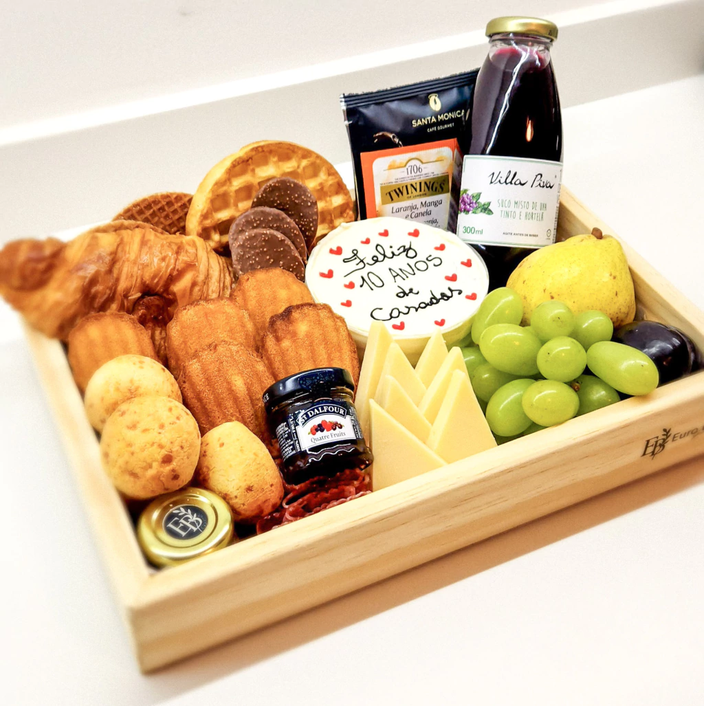 Cesta gourmet EuroBox personalizada com pães artesanais, queijos especiais, frutas frescas, doces finos e bebidas premium, montada para presente em Ribeirão Preto